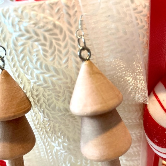Mini boho wood Christmas tree earrings for ugly Christmas sweater - Picture 3 of 3